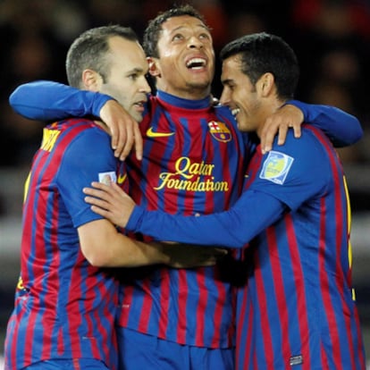 Adriano celebra con Iniesta y Pedro el primer gol