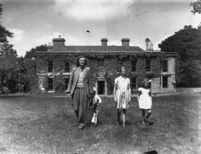 Daphne Du Maurier y sus hijos, Christian, Tessa y Flavia en su casa en Cornwall.