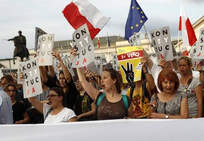 Un grupo de mujeres se manifiesta para exigir al presidente Duda que vete también la tercera de las reformas, este lunes en Varsovia.