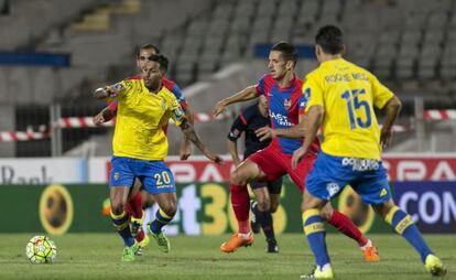 Jonathan Viera (i) intenta controlar el balón entre los jugadores del Levante