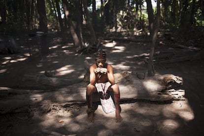 Los indígenas desanos se extienden entre Colombia y Brasil utilizan la lengua de la familia tucano oriental y están repartidos a lo largo del Rio Negro. Como otros pueblos originarios de América Latina, creen en el chamanismo. En sus rituales utilizan la coca, la ayahuasca o el tabaco.