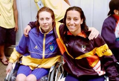 Olena Akopyan y Teresa Perales, en el  campeonato del mundo paralímpico de Mar del Plata, Argentina, en 2002, en una imagen cedida por la nadadora aragonesa.