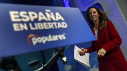 La vicesecretaria de Comunicación del Partido Popular, Marta González, junto al nuevo logo del PP.