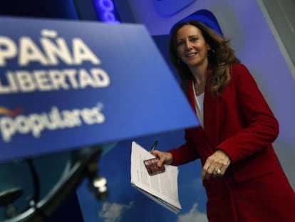 La vicesecretaria de Comunicación del Partido Popular, Marta González, junto al nuevo logo del PP.