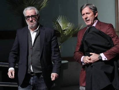 José Manuel Fraguas (i), hermano de Forges, junto al periodista Jesús Álvarez, a su llegada a la capilla ardiente del dibujante.