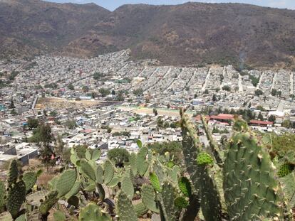 En 1950 Ecatepec era una comarca agrícola de 15.000 habitantes. Con la industrialización de México en los 60 y 70 la zona recibió una marea de gente de provincias que buscaba trabajo. La proliferación de casas precarias, ilegal y tolerada por el gobierno, se ha comido desde entonces buena parte de la Sierra de Guadalupe, una reserva natural que es el pivote orográfico de la zona. Hoy Ecatepec tiene más de 1.600.000 habitantes.