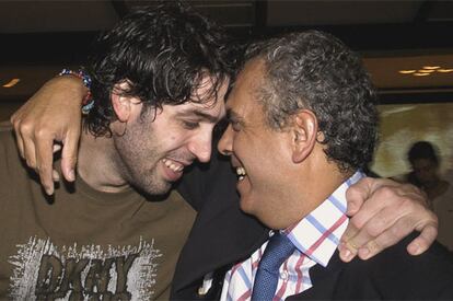 José Luis Sáez celebra el mundial de baloncesto con Berni Rodríguez, uno de los suplentes de lujo del equipo.