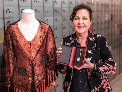 La cantaora Carmen Linares, junto al traje que ha legado en la Caja de las Letras del Instituto Cervantes.