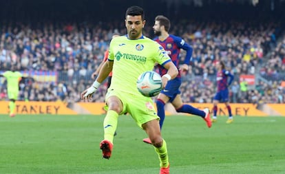 Ángel Rodriguez controla el balón en el partido contra el Barcelona.