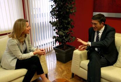 Arantza Quiroga y Patxi López, durante su encuentro.