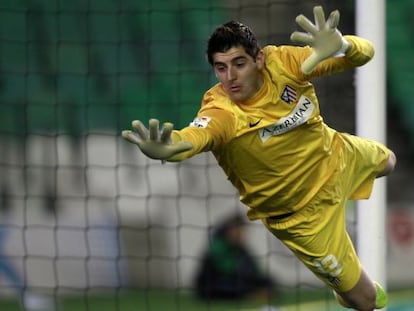 Courtois se estira en el partido de Copa contra el Betis.