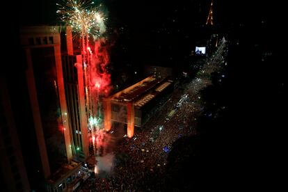 Vista aérea de los fuegos artificiales y las celebraciones en la avenida Paulista, en São Paulo.