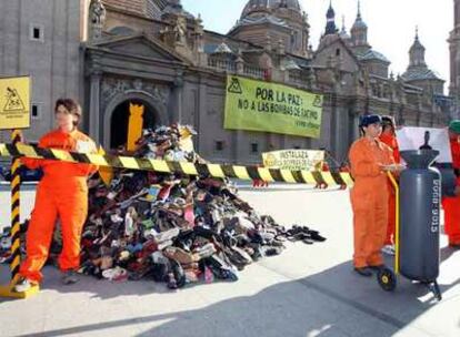 Activistas de Greenpeace, el pasado martes, ante la basílica de El Pilar de Zaragoza.