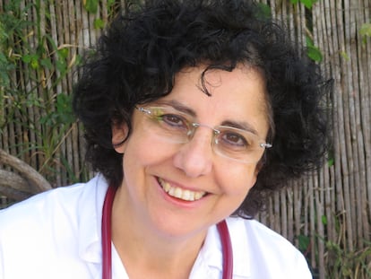 Carmen Sánchez Alegría, médica especialista en Urgencias y autora de 'El amor es la mejor medicina'.