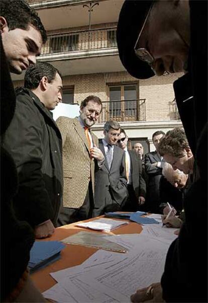 Rajoy recoge firmas en Arévalo (Ávila) para el referéndum del PP.