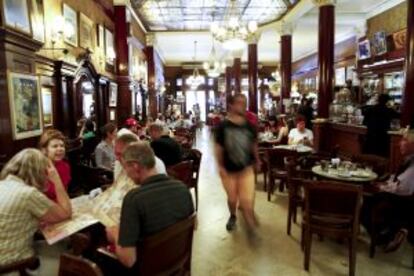 Interior del Caf Tortoni, uno de los clsicos de Buenos Aires.