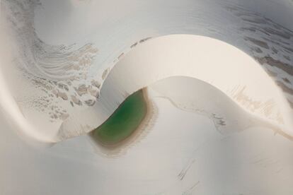 Fotografía ganadora en la categoría: Aerial. Lençóis Maranhenses, Brasil.