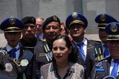 Sandra Cuevas junto a elementos de la Secretaría de Seguridad de Ciudad de México, el pasado 30 de mayo.