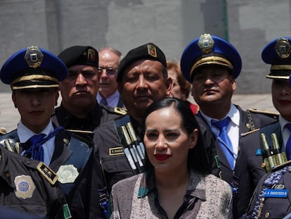 Sandra Cuevas junto a elementos de la Secretaría de Seguridad de Ciudad de México, el pasado 30 de mayo.