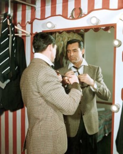 Así se ajustaba la corbata Cary Grant en los años cuarenta