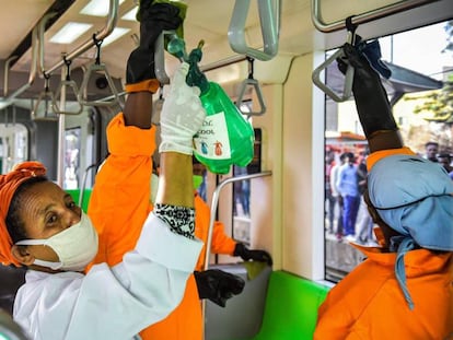 El personal de limpieza desinfecta un vagón de metro como medida preventiva contra la propagación del coronavirus en Addis Abeba (Etiopía).