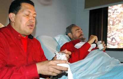 El expresidente venezolano, Hugo Chávez, visitó a Fidel Castro en el hospital donde se encontraba ingresado. Fidel delegó la presidencia, por primera vez en 47 años, en su hermano Raúl por la hemorragia intestinal que padecía.