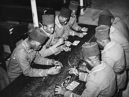 'Tirailleurs' africanos en un albergue para tropas coloniales en diciembre de 1939.