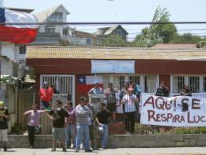 Sindicalistas portuarios se manifiestan durante una huelga en el puerto de San Antonio, a 108 kilómetros al suroeste de Santiago (Chile), el 15 de enero de 2014.