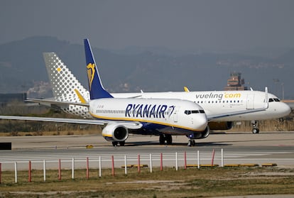 Aviones de Vueling y Ryanair en el aeropuerto Josep Tarradellas Barcelona-El Prat.