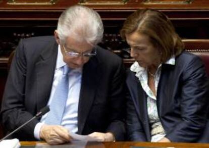 El primer ministro italiano, Mario Monti (i), y la ministra de Trabajo, Elsa Fornero. EFE/Archivo