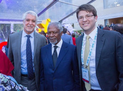 Enrique Peñalosa, exalcalde de Bogotá; Kofi Annan, exsecretario general de la ONU y Premio Nobel de la Paz; y Miguel Uribe Turbay, en octubre de 2017. Uribe era secretario de Gobierno de la Administración de Peñalosa.