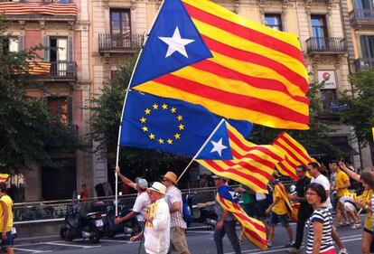 Un grupo de ciudadanos se dirige a la manifestación de la Diada.