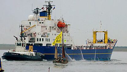 Barcos ecologistas y de la policía escoltan el convoy nuclear en su navegación al puerto de Barrow-in-Furness. PLANO GENERAL - OBJETO