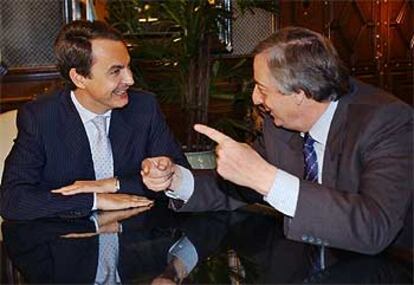 José Luis Rodríguez Zapatero y Néstor Kirchner, ayer en la sede del Gobierno argentino en Buenos Aires.