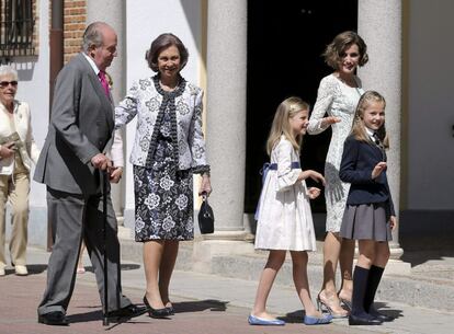 La reina Letizia, con sus hijas y los reyes Juan Carlos y Sofía.