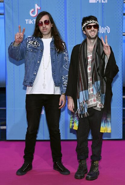 ¿Recuerda cuando las galas de premios musicales estaban llenas de gente en vaqueros y camiseta? Sebastian Pringle y Gilbert Vierich, de Crystal Fighters, fueron una rareza en la gala celebrada en Bilbao, con los vaqueros, la chaqueta de denim (pintada a mano, de la firma b01h) y la camiseta de Gilbert, y la mezcla insólita de pantalón de raya diplomática, chales indios superpuestos, kimono estampado y botas de montaña que llevó Sebastian. Perfectos para ir al Burning Man.