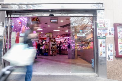 Un pequeño supermercado en Madrid.