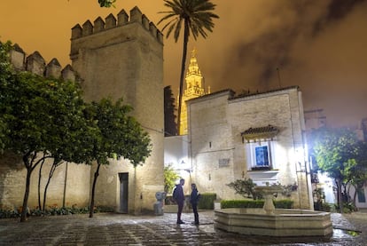 La peatonal plaza de la Alianza, con sus naranjos y flanqueada por la muralla del Alcázar de Sevilla. Al fondo se asoma la Giralda.