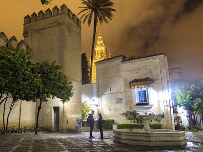 La peatonal plaza de la Alianza, con sus naranjos y flanqueada por la muralla del Alcázar de Sevilla. Al fondo se asoma la Giralda.