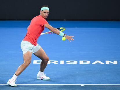 Nadal se dispone a golpear durante el partido contra Kubler en Brisbane.