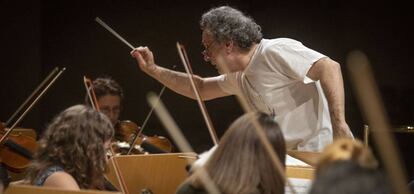 Josep Pons, en un ensayo con la Orquesta Nacional el martes en Madrid