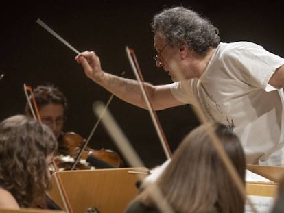 Josep Pons, en un ensayo con la Orquesta Nacional el martes en Madrid