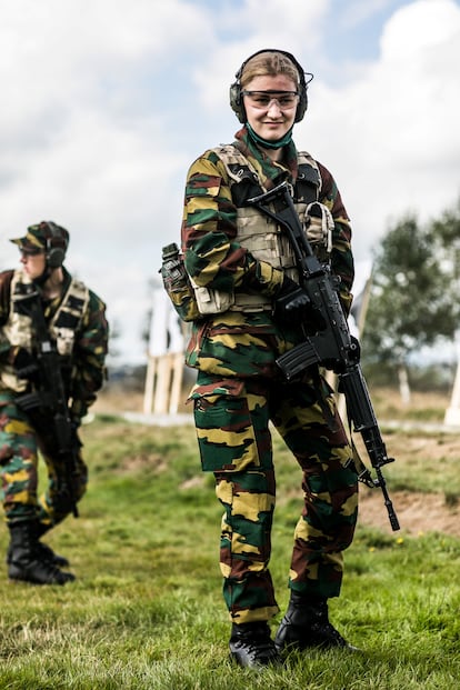 Isabel de Bélgica, uniformada como militar en el campo de Elsenborn (Bélgica).