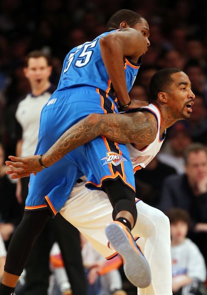 Durant se pasa de frenada ante J.R. Smith.