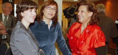 Rosa Catillejo, secretaria general de la presidencia de la Junta de Andalucía, María Gámez, delegada del gobierno de la Junta de Andalucía en Málaga, y Rosa Torres, presidenta del PSOE en Andalucía