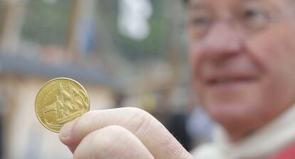 Monedas con la imagen del barco 'Hermione', con base de Rochefort, construido a comienzos del siglo pasado..