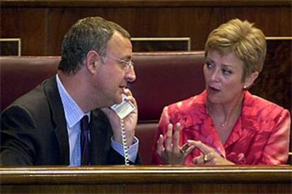 Jesús Caldera conversa con Consuelo Rumí, durante la sesión de control al Gobierno.