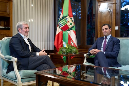 El lehendakari Imanol Pradales (derecha) recibe al presidente de Canarias, Fernando Clavijo (izquierda), ese jueves en Vitoria.