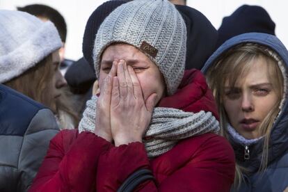 Las autoridades locales, que anunciaron tres días de duelo, afirmaron haber encontrado "numerosas violaciones" de las normas de seguridad en el centro comercial, entre ellas la ausencia de señalización en caso de incendio y las salidas de emergencia cerradas en el cine donde se declaró el fuego. En la fotografía, una mujer llora tras lo ocurrido en el centro comercial de Kémerovo (Rusia), el 26 de marzo de 2018.