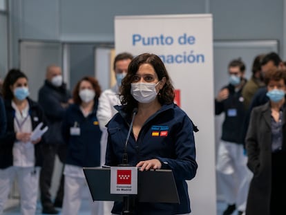 La presidenta de la Comunidad de Madrid, Isabel Díaz Ayuso, habla a la prensa este martes en el Hospital Enfermera Isabel Zendal, en Madrid capital.